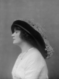 Leslie, Marguerite L., Miss, portrait photograph, 1913 Apr. 6. Creator: Arnold Genthe