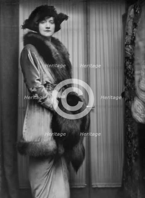 Leslie, Marguerite L., Miss, portrait photograph, 1913 Apr. 6. Creator: Arnold Genthe.