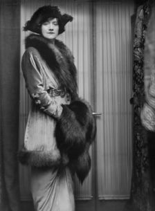 Leslie, Marguerite L., Miss, portrait photograph, 1913 Apr. 6. Creator: Arnold Genthe