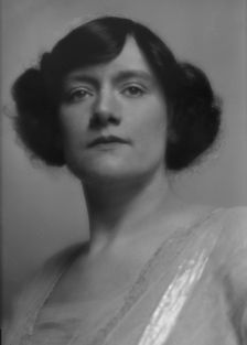 Leslie, Marguerite L., Miss, portrait photograph, 1914 Jan. 12. Creator: Arnold Genthe