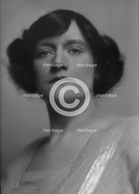 Leslie, Marguerite L., Miss, portrait photograph, 1914 Jan. 12. Creator: Arnold Genthe.