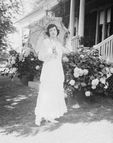 Leslie, Margeurite, standing outdoors, 1917 Aug. 18. Creator: Arnold Genthe