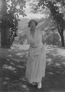 Leslie, Margeurite, standing outdoors, 1917 Aug. 18. Creator: Arnold Genthe