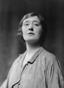 Leslie, Maude, Miss, portrait photograph, 1915 Apr. 6. Creator: Arnold Genthe