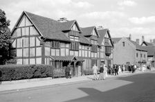 Literary pilgrims at William Shakespeare's house, Stratford-upon-Avon, Warwickshire, c1945-c1965. Artist: SW Rawlings