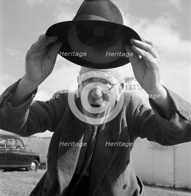 Livestock photographer Charlie Ward,  Blackpool, 1954. Artist: John Gay