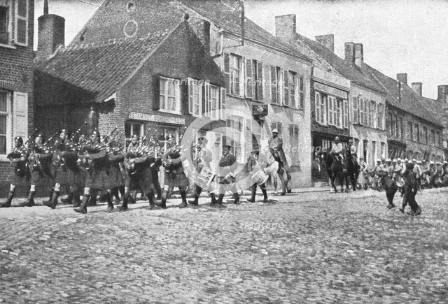 'Liaison des armes et camaraderie militaire; bag-piper defilant en tete d'un regiment de..., 1916. Creator: Unknown.