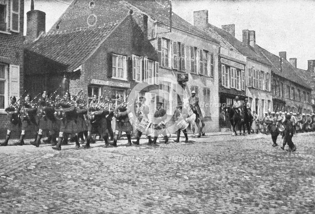 'Liaison des armes et camaraderie militaire; bag-piper defilant en tete d'un regiment de..., 1916. Creator: Unknown.
