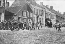 Liaison des armes et camaraderie militaire; bag-piper defilant en tete d'un regiment de..., 1916. Creator: Unknown