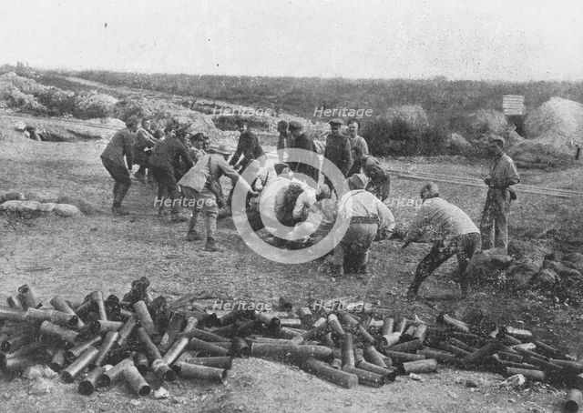 'Liaison des armes et camaraderie militaire; lutte a la corde entre les servants de deux..., 1916. Creator: Unknown.