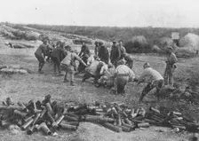 Liaison des armes et camaraderie militaire; lutte a la corde entre les servants de deux..., 1916. Creator: Unknown