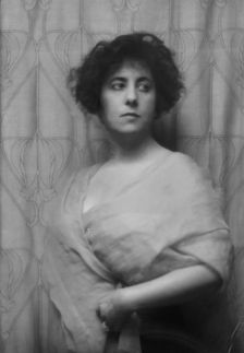 Lichtenberg, Rudolph, Mrs. (formerly Miss M.B. Smith), portrait photograph, 1912 or 1913. Creator: Arnold Genthe