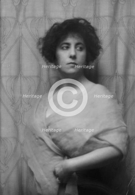 Lichtenberg, Rudolph, Mrs. (formerly Miss M.B. Smith), portrait photograph, 1912 or 1913. Creator: Arnold Genthe.