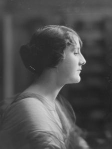 Liebert, L., Miss, portrait photograph, between 1916 and 1927. Creator: Arnold Genthe