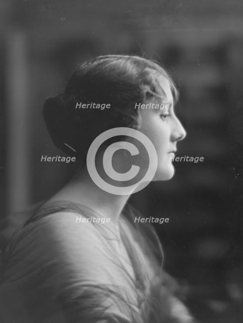 Liebert, L., Miss, portrait photograph, between 1916 and 1927. Creator: Arnold Genthe.