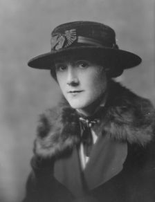 Liebert, L., Miss, portrait photograph, between 1916 and 1927. Creator: Arnold Genthe