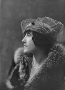 Liebert, M., Miss, portrait photograph, between 1916 and 1927. Creator: Arnold Genthe