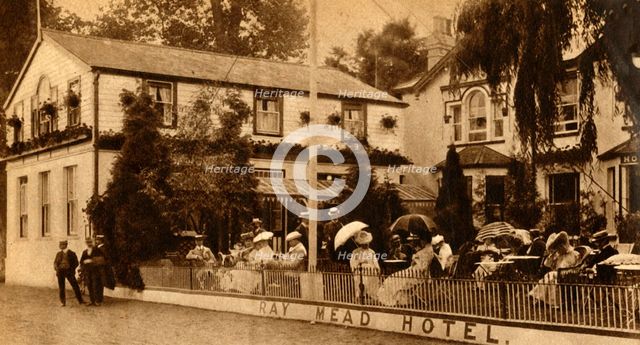 'Life By The Thames in Early Edwardian Days', 1902, (1933).  Creator: Unknown.