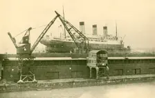 Lifitng a "Majestic" (56,551 Tons) in the Floating Dock at Southampton c1930. Creator: Unknown