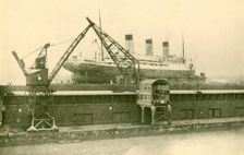 Lifitng a "Majestic" (56,551 Tons) in the Floating Dock at Southampton c1930. Creator: Unknown