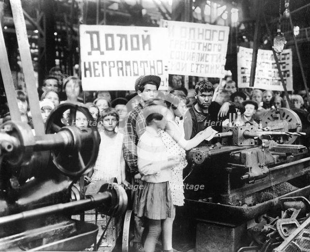 Likbez. Scholars at a factory building, 1930.
