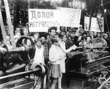 Likbez. Scholars at a factory building, 1930