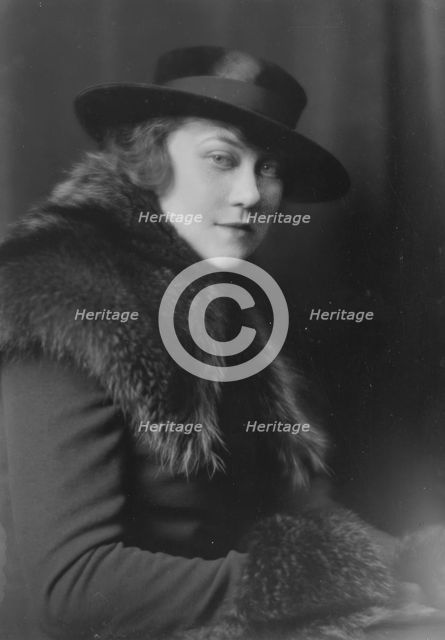Lilander, Miss, portrait photograph, 1916. Creator: Arnold Genthe.