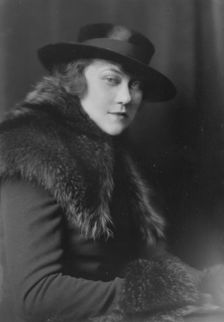 Lilander, Miss, portrait photograph, 1916. Creator: Arnold Genthe