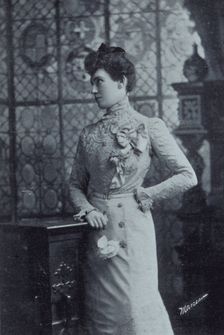 Lillian Thomas, artist, three-quarter length portrait, c1900. Creator: Unknown