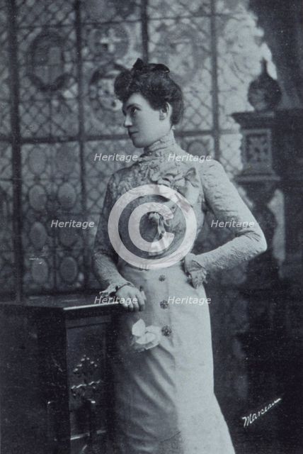 Lillian Thomas, artist, three-quarter length portrait, c1900. Creator: Unknown.