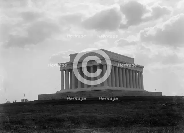Lincoln Memorial - Complete, 1917. Creator: Harris & Ewing.