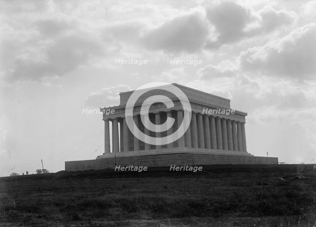 Lincoln Memorial - Complete, 1917. Creator: Harris & Ewing.