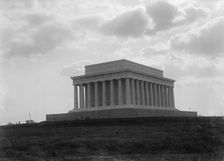 Lincoln Memorial - Complete, 1917. Creator: Harris & Ewing