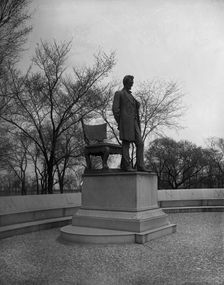 Lincoln statue, [Lincoln Park, Chicago, Ill.], between 1900 and 1905. Creator: Unknown