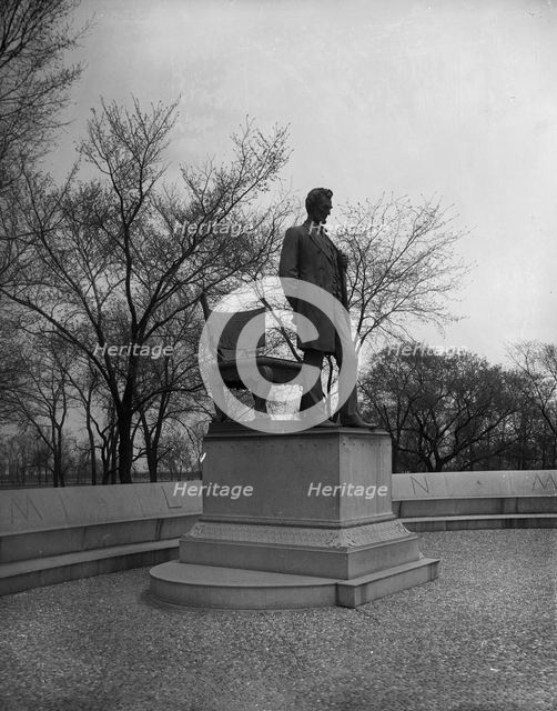 Lincoln statue, [Lincoln Park, Chicago, Ill.], between 1900 and 1905. Creator: Unknown.