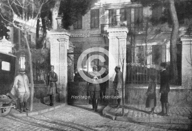 'Lincident des consuls ennemis de Salonique; Le general Sarrail, commandant en chef..., 1916. Creator: Unknown.