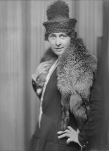 Lindahl, A., Miss, portrait photograph, 1915 Sept. 22. Creator: Arnold Genthe