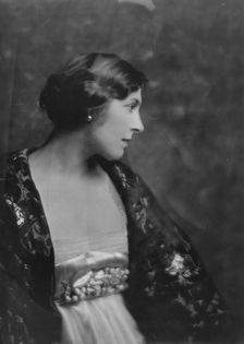 Lindahl, A., Miss, portrait photograph, 1915 Sept. 22. Creator: Arnold Genthe