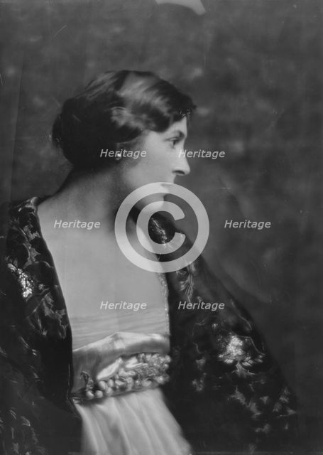 Lindahl, A., Miss, portrait photograph, 1915 Sept. 22. Creator: Arnold Genthe.