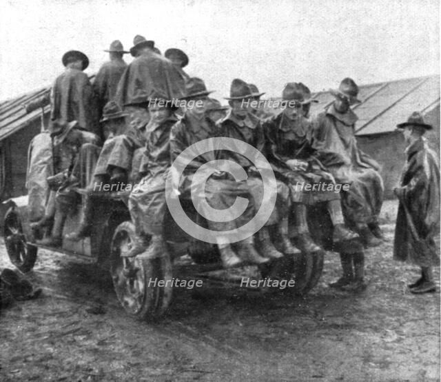 'L'Installation en France de L'Avant-Garde Americaine; Un groupe en manteau de pluie..., 1917. Creator: Unknown.