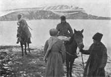 L'interrogatoire d'un officier turc prisonnier qui, ayant les pieds geles, a ete hisse..., 1916. Creator: Unknown