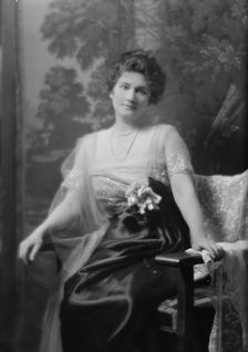 Linthicum, Lotta, Miss, portrait photograph, 1914 Apr. 2. Creator: Arnold Genthe