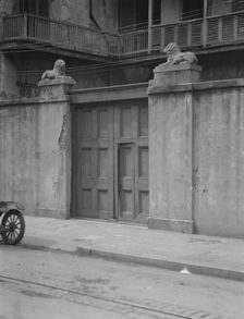 Lion Gate, New Orleans, between 1920 and 1926. Creator: Arnold Genthe