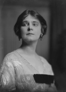 Llewellyn, Miss, portrait photograph, 1916 Jan. 3. Creator: Arnold Genthe