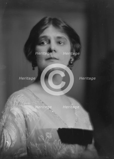 Llewellyn, Miss, portrait photograph, 1916 Jan. 3. Creator: Arnold Genthe.
