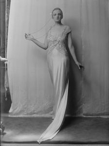 Lucille, portrait photograph, 1917 Aug. 15. Creator: Arnold Genthe