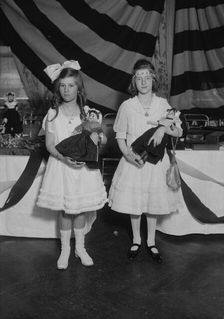 Luella Duys & Eleanor Horrmann, 1918. Creator: Bain News Service