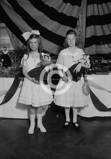 Luella Duys & Eleanor Horrmann, 1918. Creator: Bain News Service.