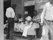 Lunchtime for these Georgia peach pickers, Muscella, Georgia, 1936. Creator: Dorothea Lange