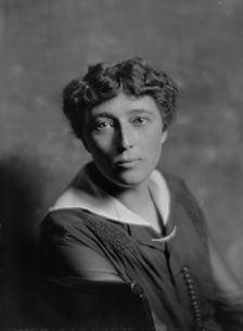 Lynch, Laura, Miss, portrait photograph, 1915 Dec. Creator: Arnold Genthe
